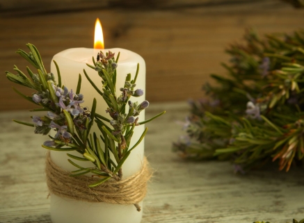Bougie printanière décorative : guide des bougies pour colorer et parfumer son intérieur